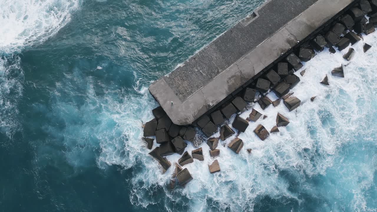Slowmotion-optagelse af bølger, der slår mod molens klipper, Puerto De La Cruz, Spanien