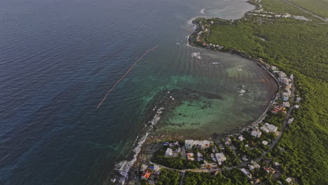 Akumal-Mexico-Luftaufnahme-V8-Filmische-Vogelperspektive,-Drohnenüberflug-Von-Resorts-Und-Häusern-Am-Meer,-Aufnahme-Wunderschöner-Ausblicke-Auf-Die-Küstenbucht-Und-Das-Meer-–-Aufgenommen-Mit-Mavic-3-Pro-Cine-–-Juli-2023