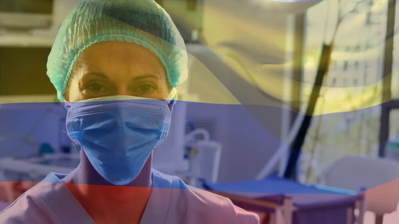 Animação da bandeira da Colômbia sobre o retrato de uma cirurgiã caucasiana usando máscara cirúrgica em um hospital