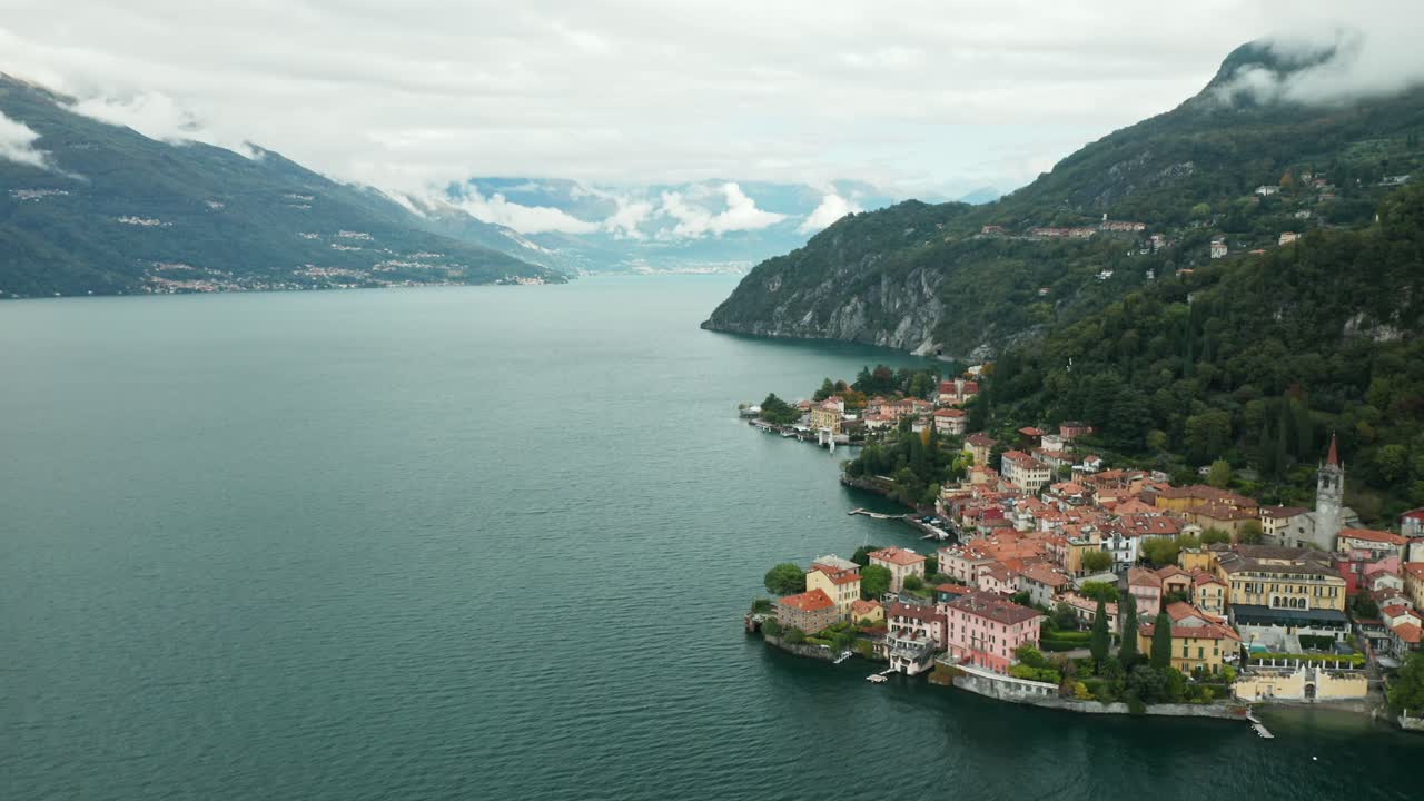 aerial: toma panorámica de la ciudad de varenna del lago como