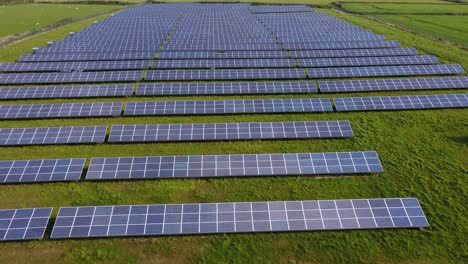 Flug-über-Solarparkpaneele,-Blick-Zum-Horizont-über-Der-Grünen-Wiese