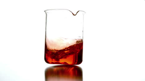 líquido naranja girando en el vaso