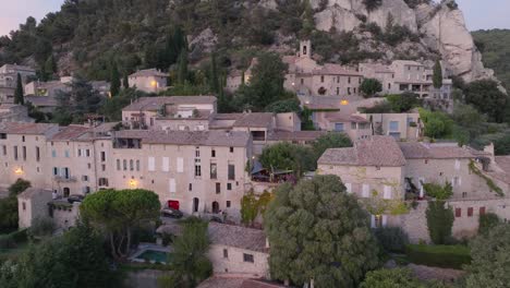 Luftdrohnenaufnahme-Vaucluse-Provence-Seguret-Mittelalterliche-Stadt-Weinberge-Sonnenuntergang-Frankreich