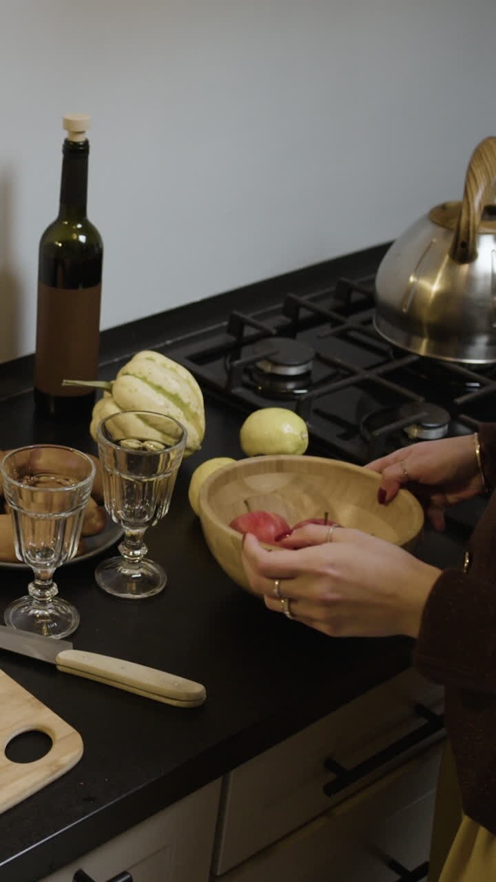 Scena di cucina con vino, frutta e utensili da cucina