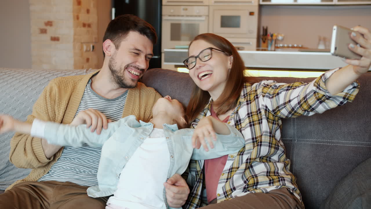 familia feliz tomando una selfie