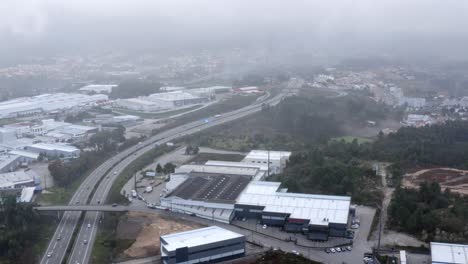vista aérea de un polígono industrial cerca de una carretera en portugal