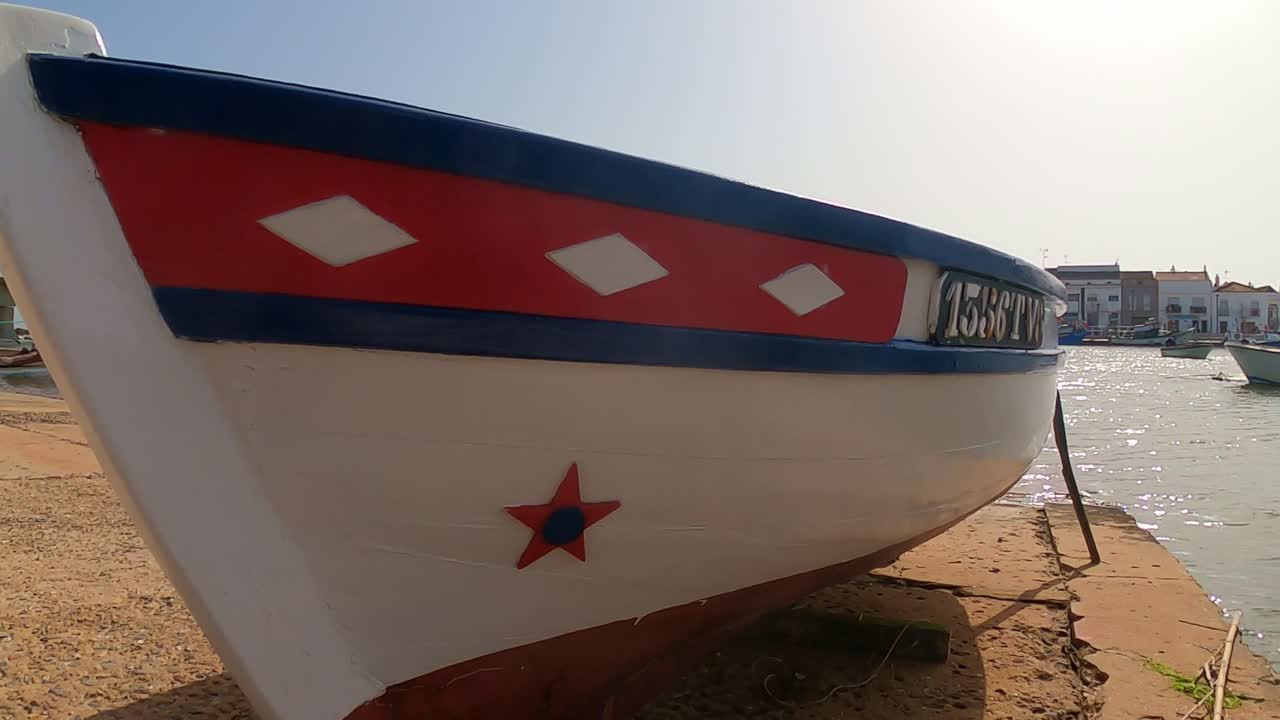 barco de pesca histórico recién pintado en el algarve portugal, los colores brillantes son típicos de la zona, genial para ver las tradiciones que se mantienen vivas