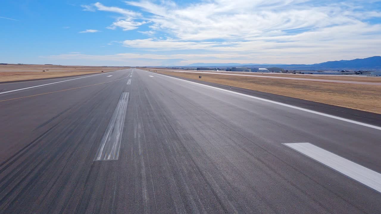 vista de avión despegando desde la pista del aeropuerto de colorado springs hacia el sur