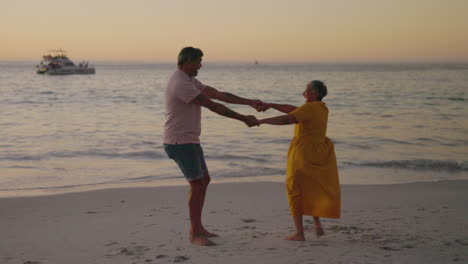 Amor,-Pareja-Bailando-En-La-Playa.