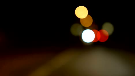 een auto rijden door de nacht weg, snelweg. defocused lichten los angeles straat abstract. stad wazig achtergrond. bewegende bokeh cirkels van het nachtelijk verkeer.