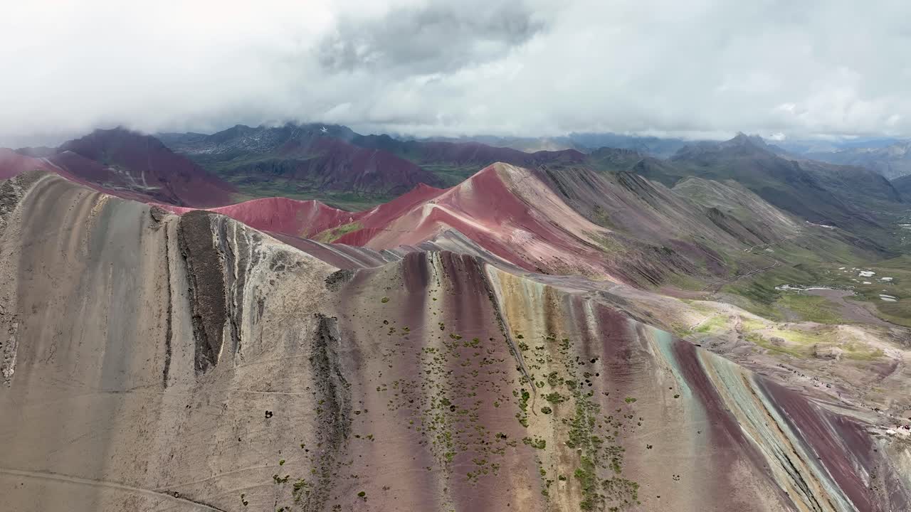 Veduta aerea da drone della Montagna Arcobaleno, Vinicunca, Regione di Cusco, Perù