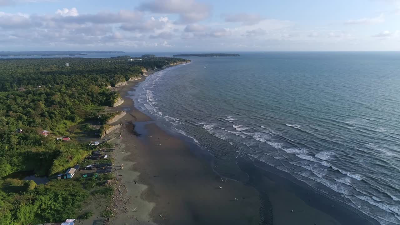 una vista aérea de las olas que se estrellan en la playa de la barra, una reserva natural en el pacífico colombiano