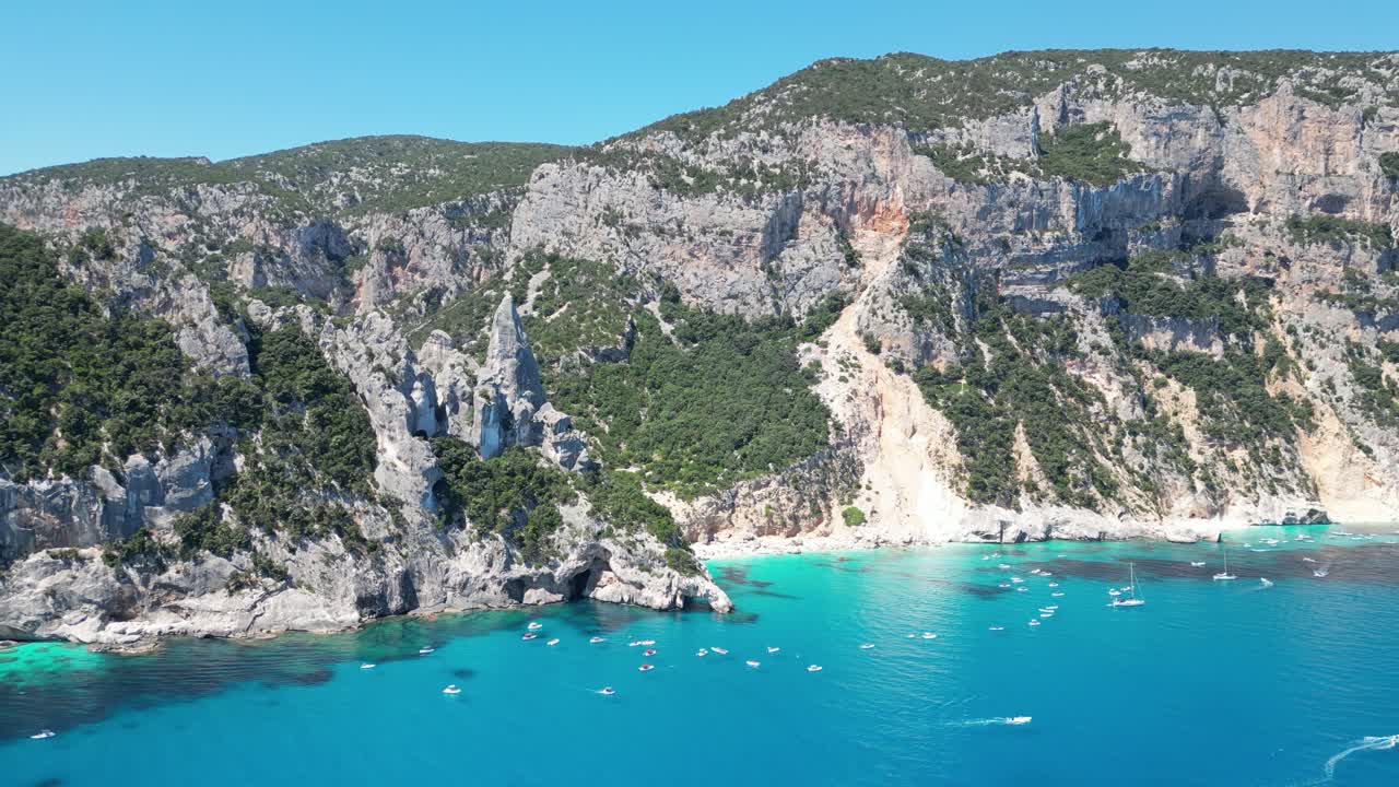 Baunei-kysten og Cala Goloritze-stranden - Turistbådture under ferie på Sardinien, Italien - 4k-luftfoto.