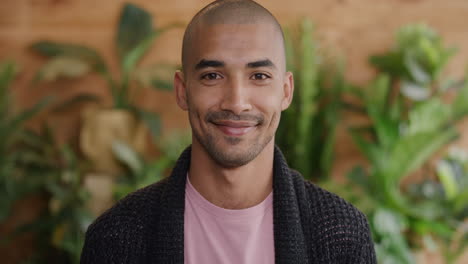retrato de un atractivo joven hombre de oriente medio sonriendo disfrutando de un estilo de vida feliz mirando las plantas de la cámara de fondo en cámara lenta