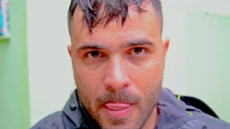 el hombre se quita las gafas de trabajo y se lame la boca