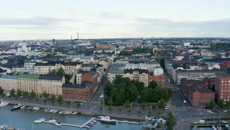 Weitläufige-Luftaufnahme-Von-Helsinki,-Finnland-Entlang-Der-Uferpromenade-In-Der-Abenddämmerung