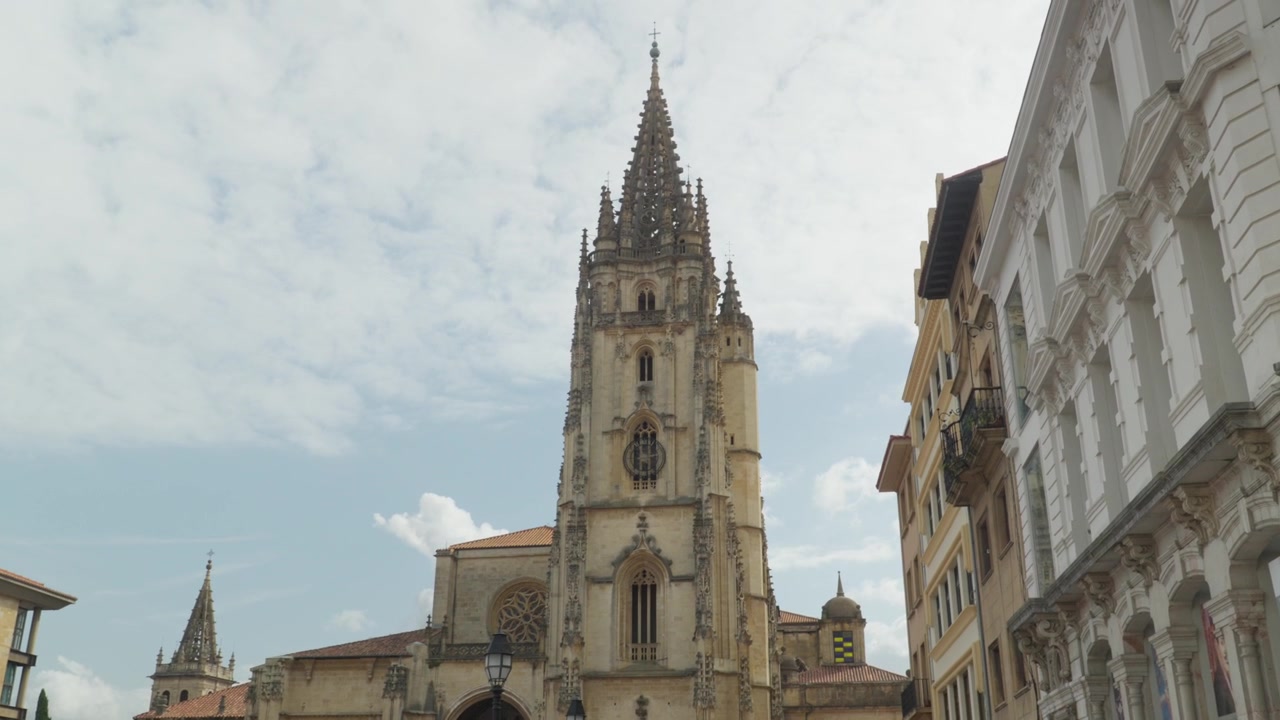 Majestætisk udsigt over den historiske gotiske katedral i Oviedo og dens klokketårn i Asturien