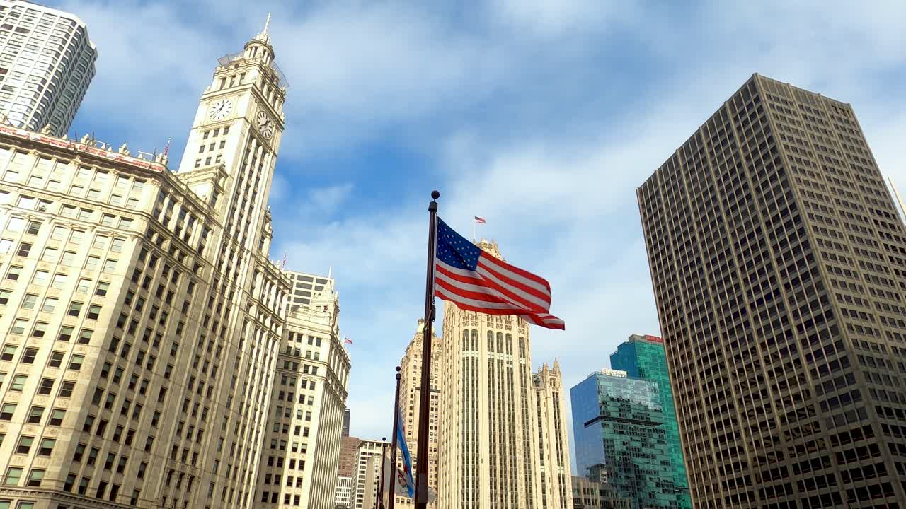 Bandiera americana che sventola con lo skyline della città e un cielo blu nuvoloso