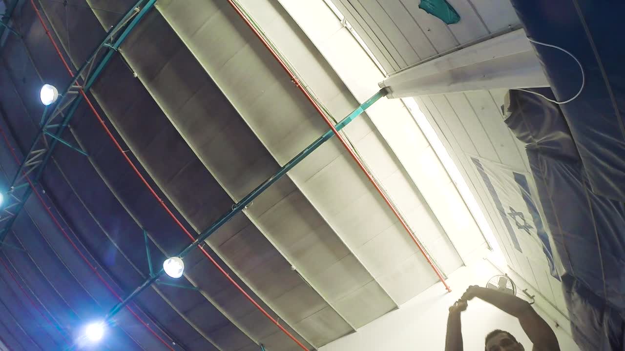 una toma única de una voltereta frontal de cuerpo recto tomada desde debajo de la voltereta realmente genial en cámara lenta de 60 fps