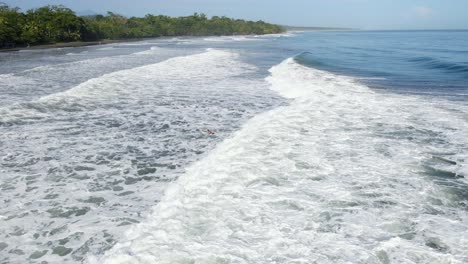 el surfista es invadido por una ola en el océano azul profundo