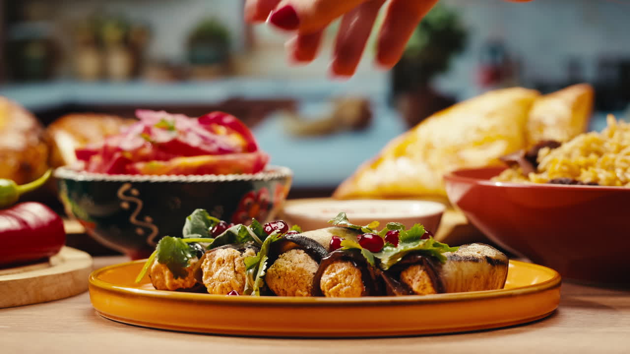 mujer preparando un plato de berenjenas rellenas
