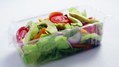 verduras frescas en envases de plástico