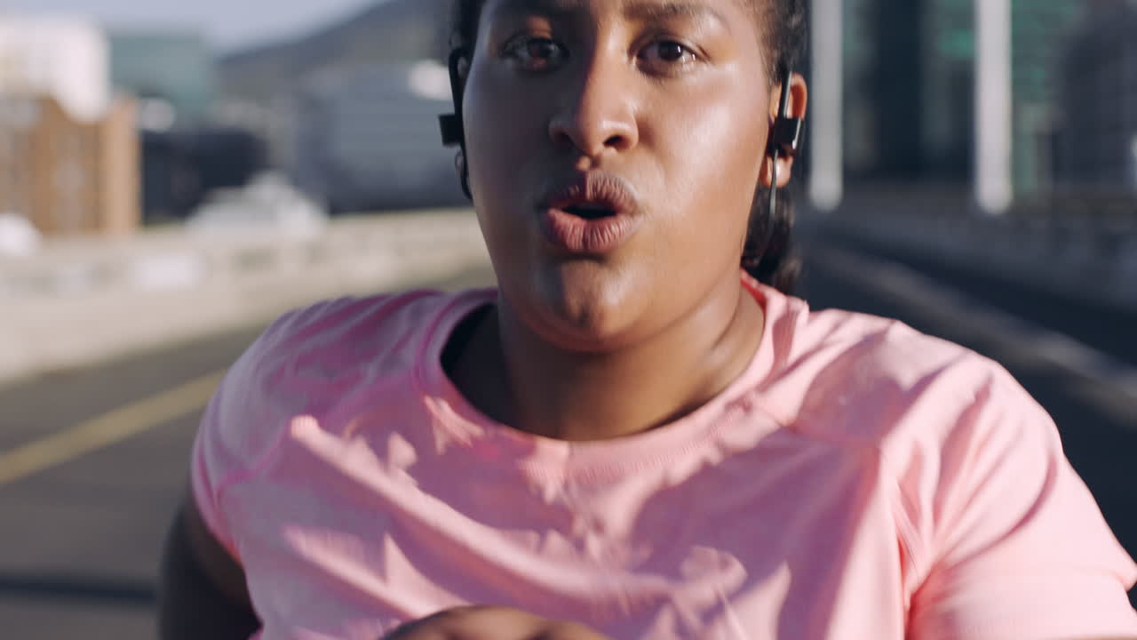 mujer de talla plus, cara o auriculares de música en la ciudad