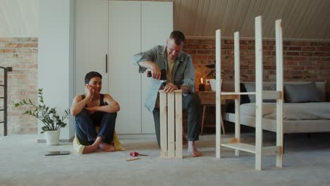 pareja montando un estante de madera