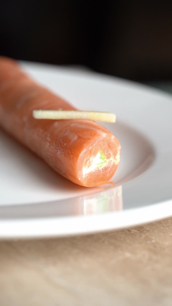 Ansicht von Lachs-Sushi-Nigiri mit einer zarten Garnitur und minimalistischem japanischen Essen, Nahaufnahme, Aufnahme aus hohem Winkel