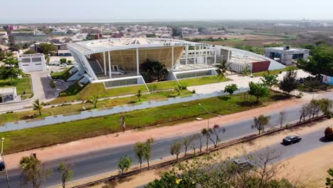Plataforma-Rodante-Aérea-Al-Edificio-De-La-Asamblea-Nacional-De-Gambia-Durante-El-Día,-Edificio-Del-Parlamento-De-Banjul