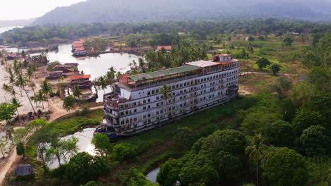 Barco-Fantasma-Abandonado-De-Koh-Chang-En-Un-Exótico-Centro-Turístico-Desierto