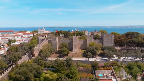 Schwenken-Um-Das-Alte-Schloss-Saint-George-In-Lissabon,-Portugal