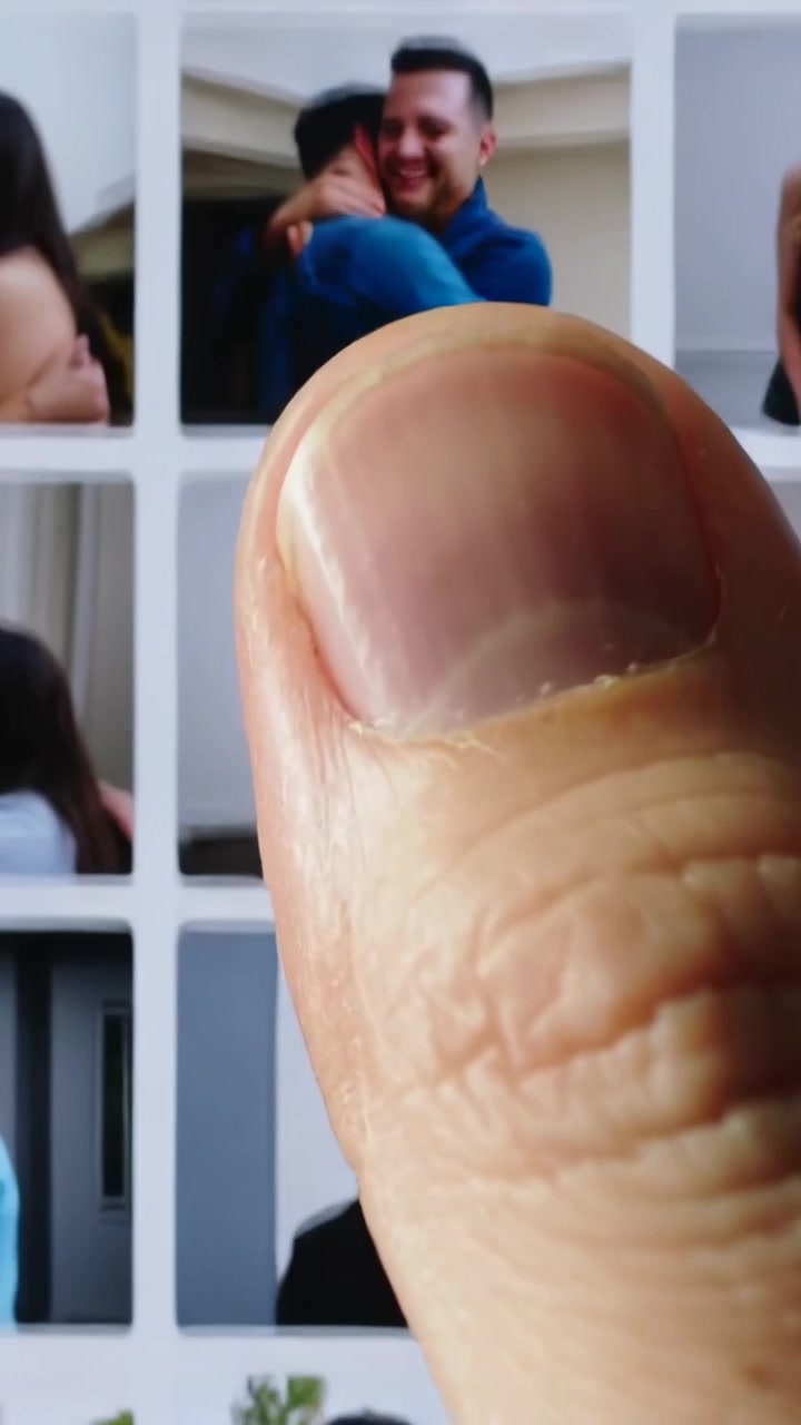 Video verticale: Pollice dell'utente che scorre dall'angolo in basso a destra attraverso una galleria sullo schermo, sfogliando le miniature.