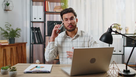 furioso molesto hombre de negocios enojado freelance participar en acaloradas conversaciones telefónicas de pelea en la oficina