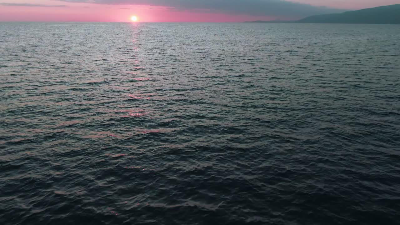 바다 위에 해가 지는 것