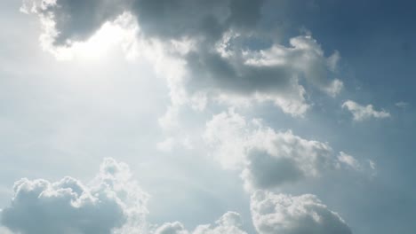 Klarer-Blauer-Himmel-Mit-Wolken-Und-Sonnenlicht