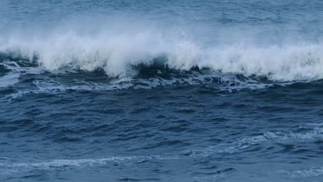 movimiento lento de grandes olas rodando