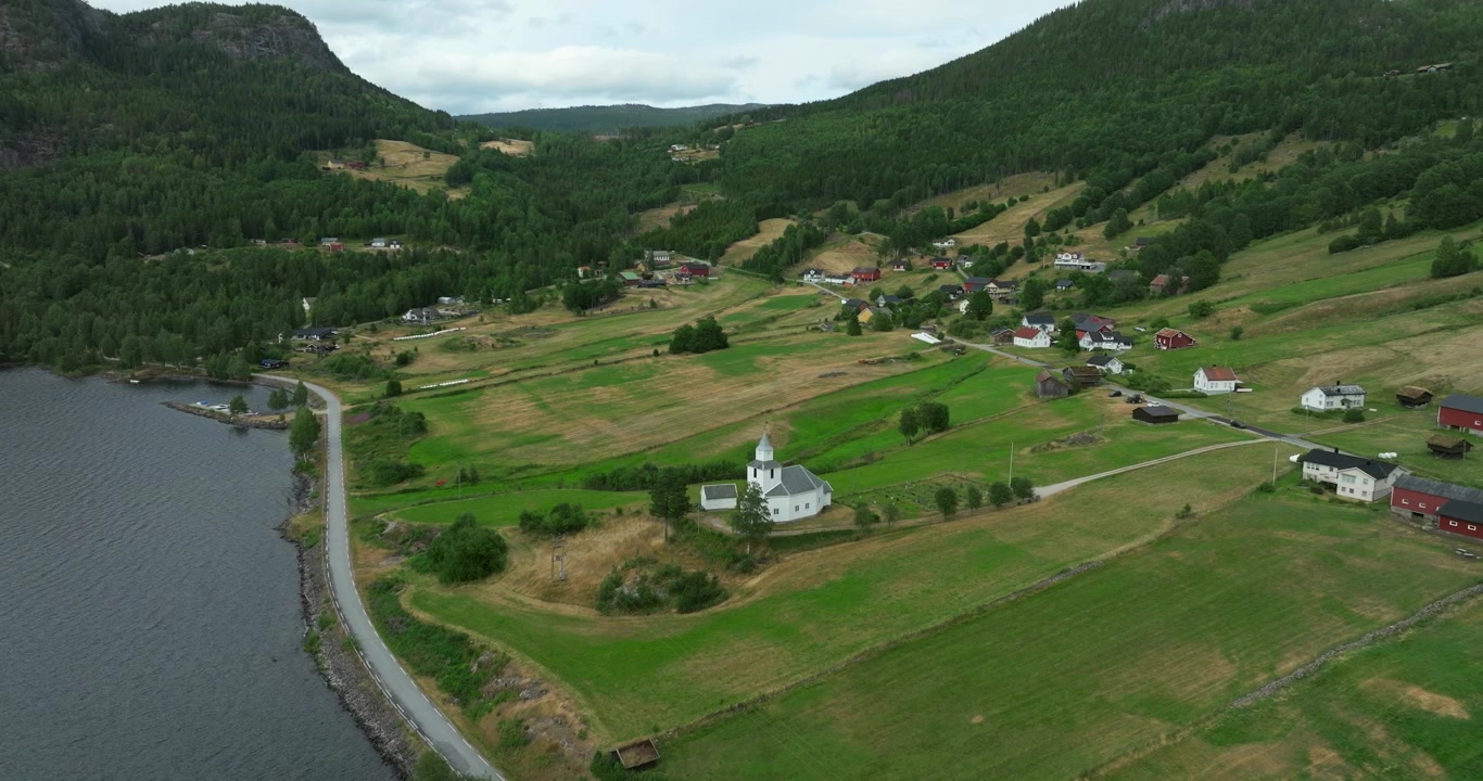 Flygvy över den lantliga Byglandsdalen i Norge.
