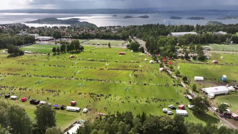 Drohne-Schwenkt-Während-Des-Norwegen-Pokals-2023-über-Ekebergsletta,-Etwas-Außerhalb-Des-Zentrums-Von-Oslo