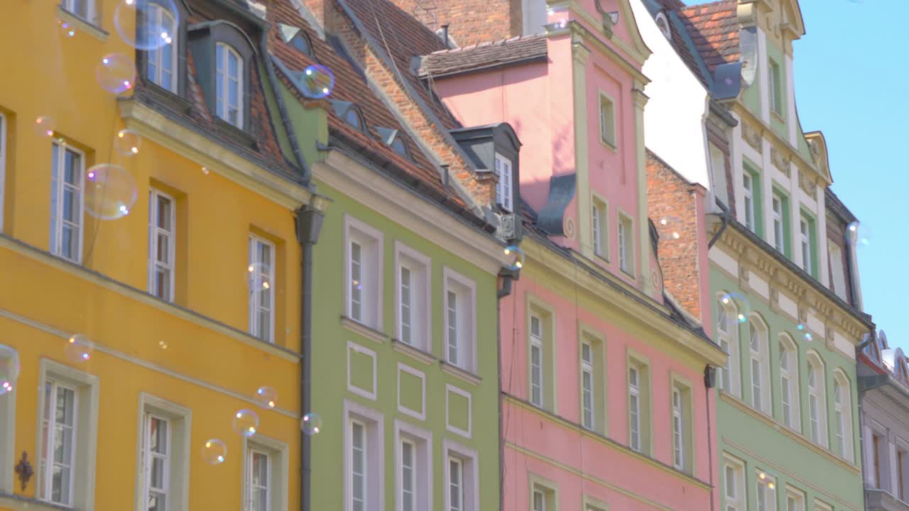 4k 느린 동작 60fps에서 공중에 떠다니는 비누 거품