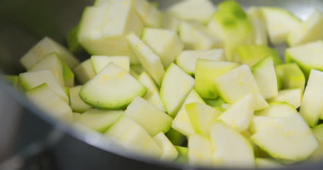 新鮮的 zucchini 切片在盤子上 新鮮的蔬菜在盤上