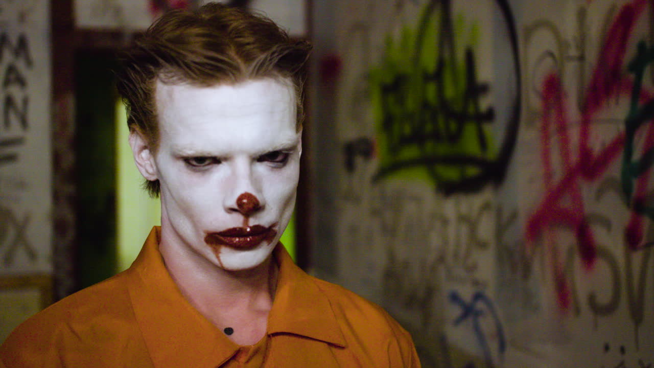 버려진 집에서 무서운 조롱거리