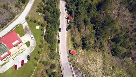 disparo aéreo de primer plano siguiendo un camino a través de las montañas