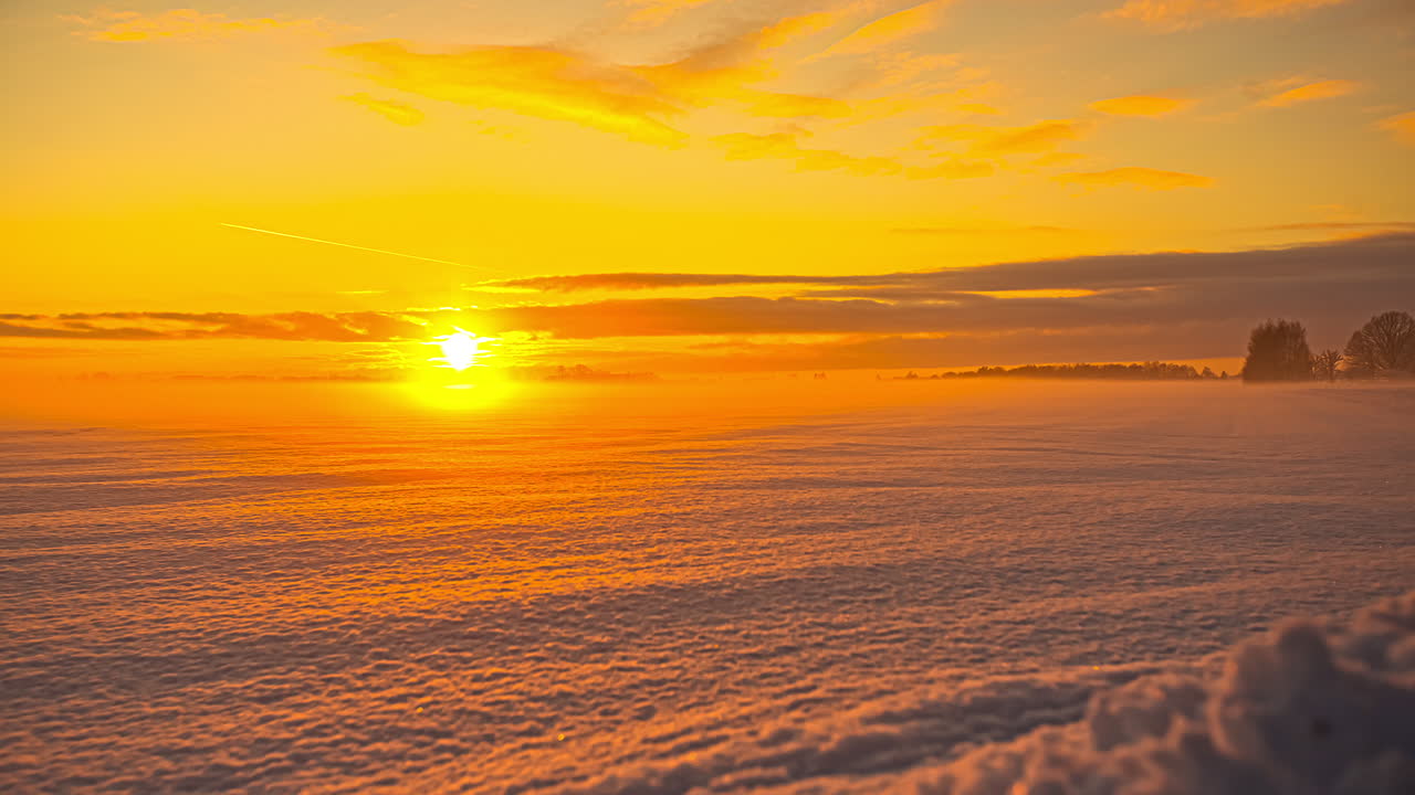 눈 덮인 풍경 위에 장엄한 일몰의 시간 경과