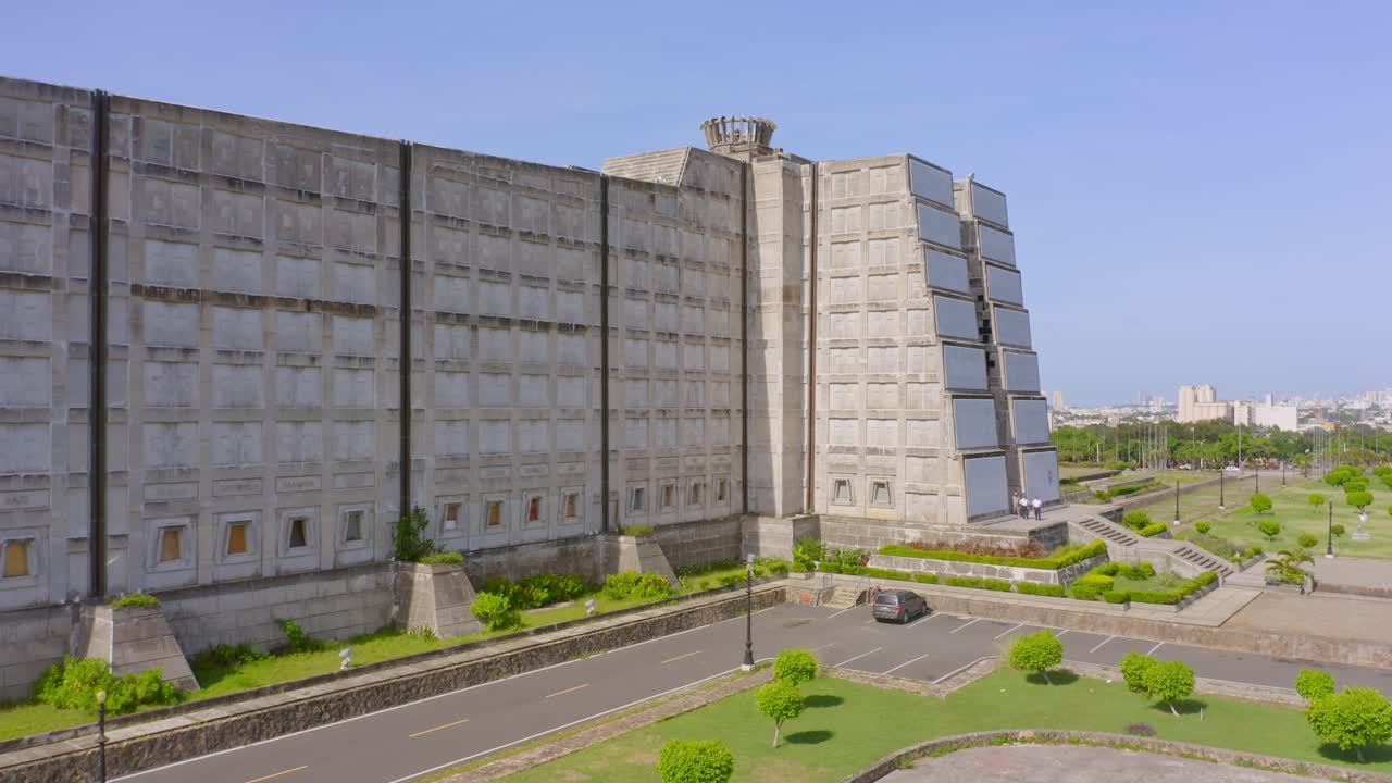 ascender tiro de faro un mausoleo de colon durante el verano