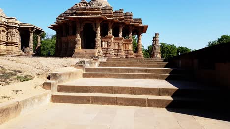 Templo-Del-Sol-De-Modhera:-Suba-Los-Escalones-Hasta-El-&#39;sabha-Mandap&#39;-O-La-Asamblea-Y-Reúnase-Con-Representaciones-Esculpidas-De-Doce-&#39;adityas&#39;