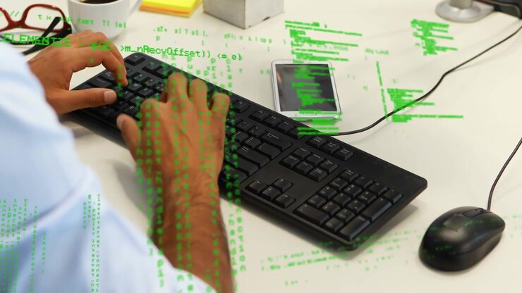 Programmørhænder starter på tasterne, skriver kode på kablet tastatur, mens grøn overlay viser data.
