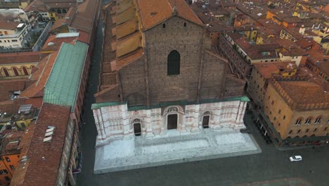 Filmische-Drohnenaufnahme-über-Der-Basilika-San-Petronio,-Piazza-Maggiore