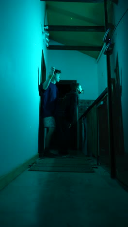 figuras misteriosas en un pasillo débilmente iluminado por la noche