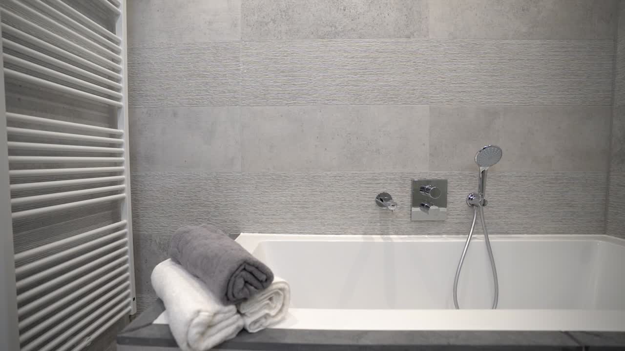 bañera en el baño contemporáneo